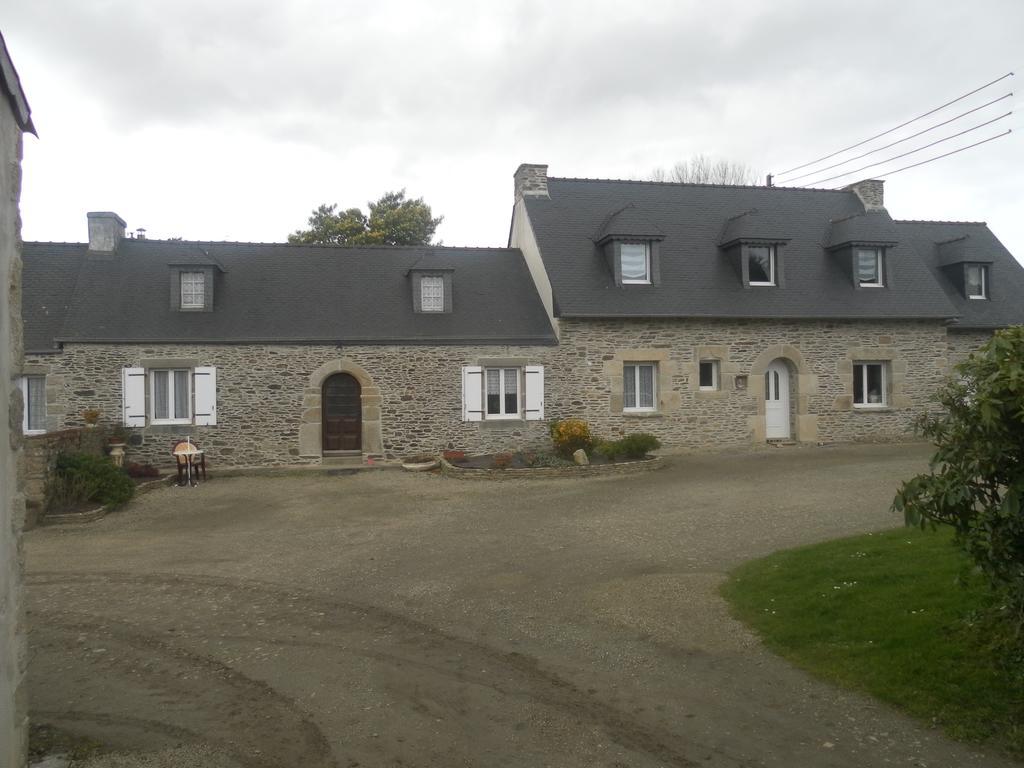Les Gites De Kerroyal Garlan Exterior foto