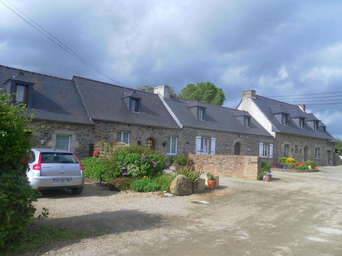Les Gites De Kerroyal Garlan Exterior foto